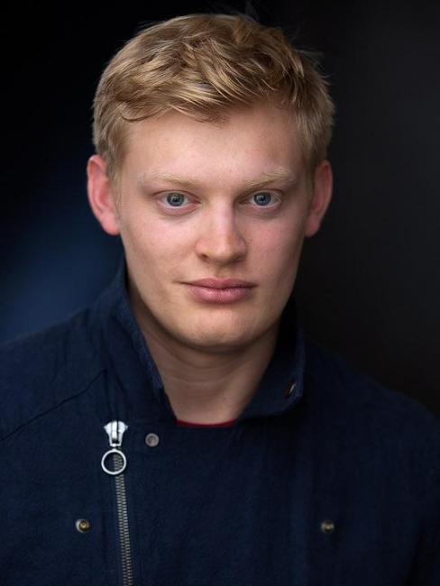 Retrato del director Curry Barker con campera oscura
