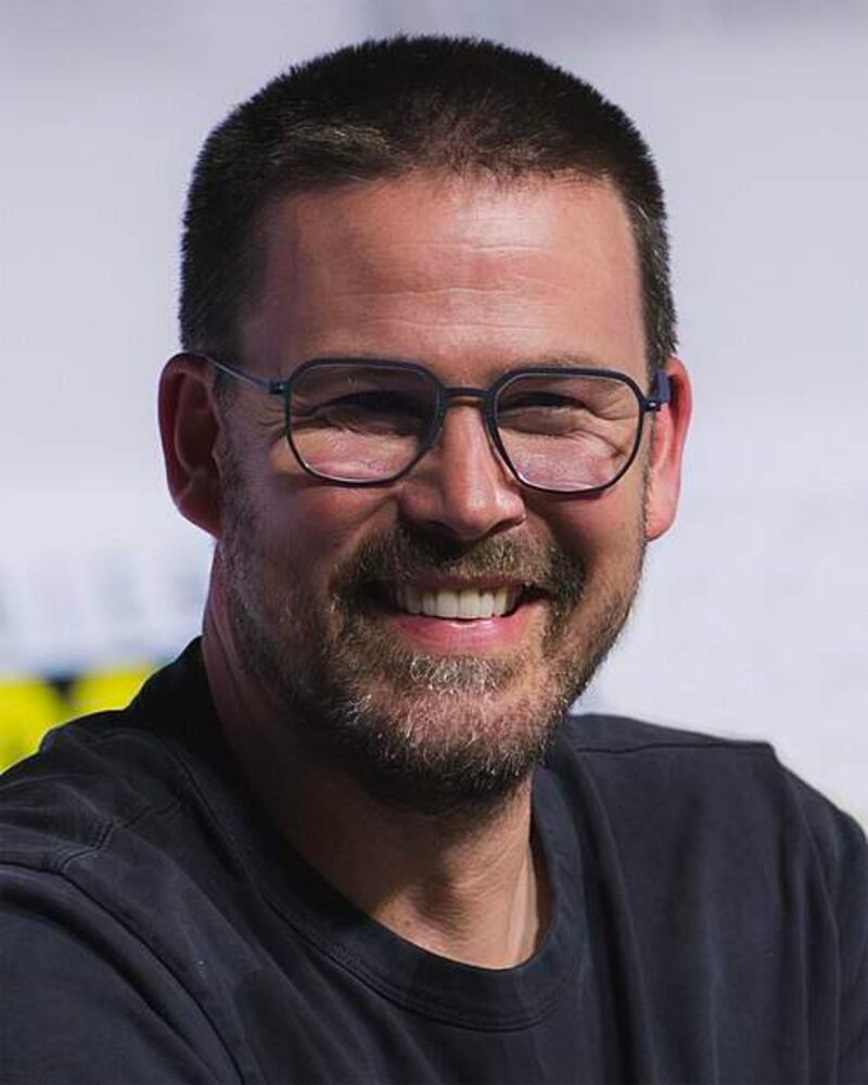 Retrato del director Zach Cregger con gafas y camiseta negra