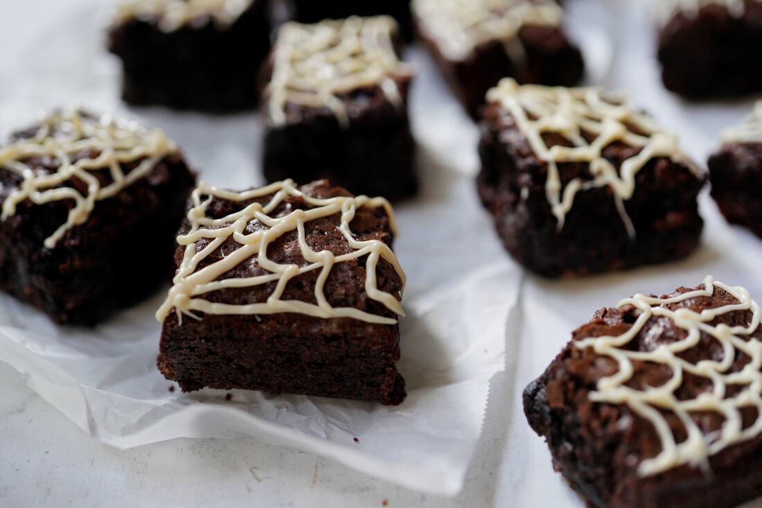 Brownies de chocolate decorados con telarañas de chocolate blanco
