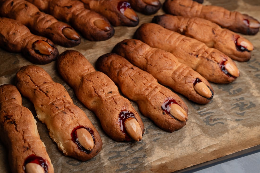 Galletitas con forma de dedos de bruja, uñas de almendra y mermelada roja